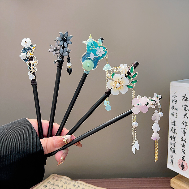 Wedding Decoration Supply - กิ๊บติดผมพู่ห้อยแบบคลาสสิก สีดำ ทำจากไม้ประดับดอกไม้และมุก เครื่องประดับผมสไตล์จีนฮั่นฝู แบบย้อนยุค สำหรับเจ้าสาว
